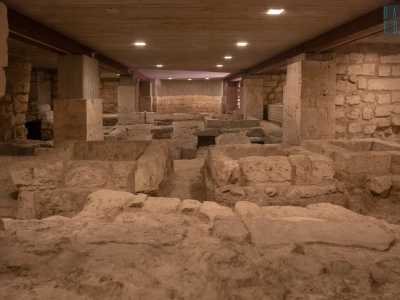 ... e capire quale fosse l�originaria organizzazione degli spazi: notiamo quindi una pianta a tre navate scandite ciascuna da altrettanti pilastri...
